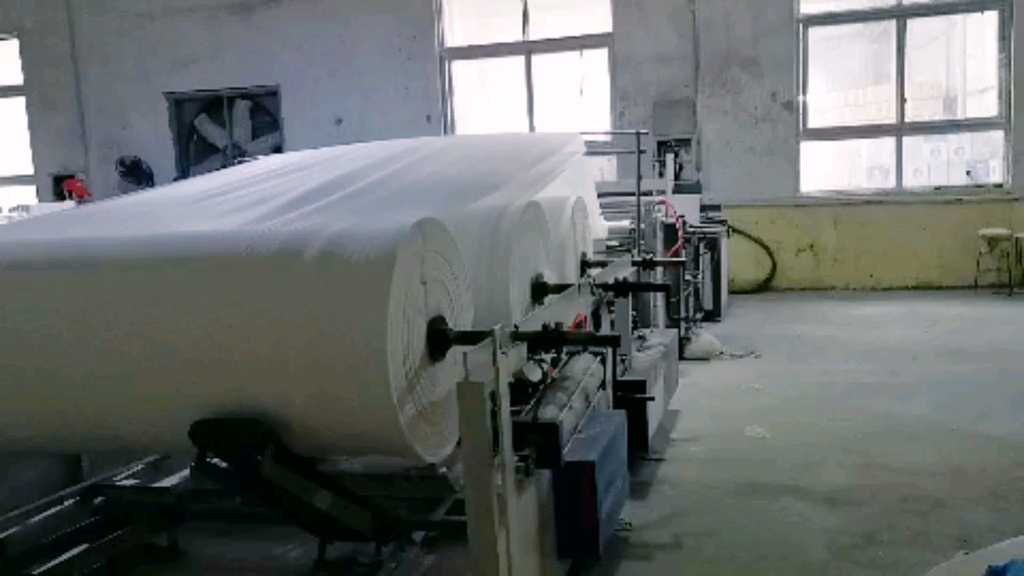 適合家庭創(chuàng)業(yè)小項目衛(wèi)生紙加工,幾萬元只需要一套衛(wèi)生紙設備即可